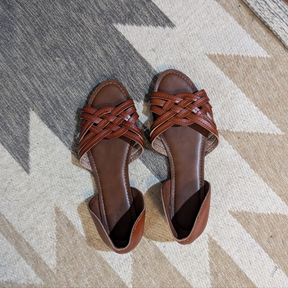 Universal Thread Brown woven flat sandals Size 9.5 EUC - Picture 4 of 4